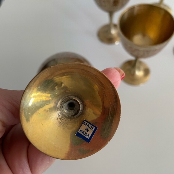 VINTAGE BRASS HAND ETCHED GENIE OIL BOTTLE/PITCHER & 6 CUPS MADE IN INDIA - Picture 4 of 7